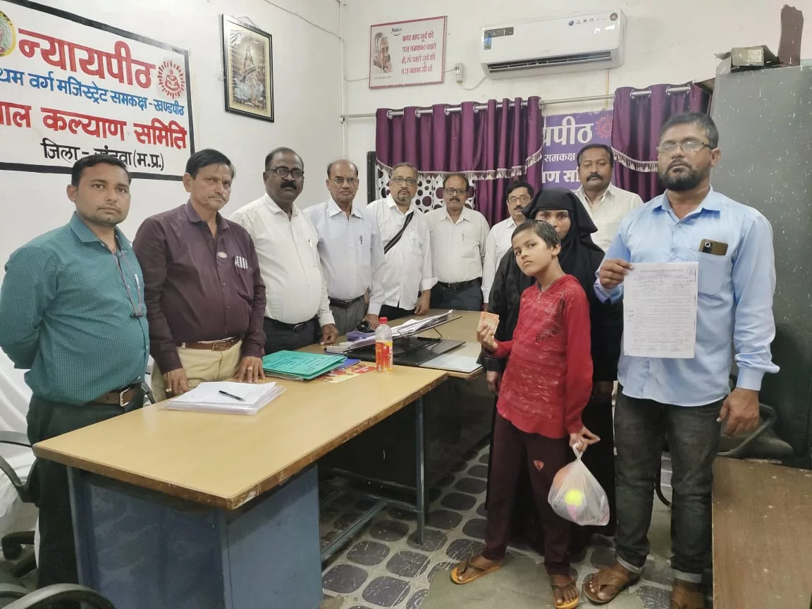 रेलवे टिकट स्टाफ ने दो अलग अलग घटनाओं में फिर बुलंद किया इंसानियत का परचम | New India Times