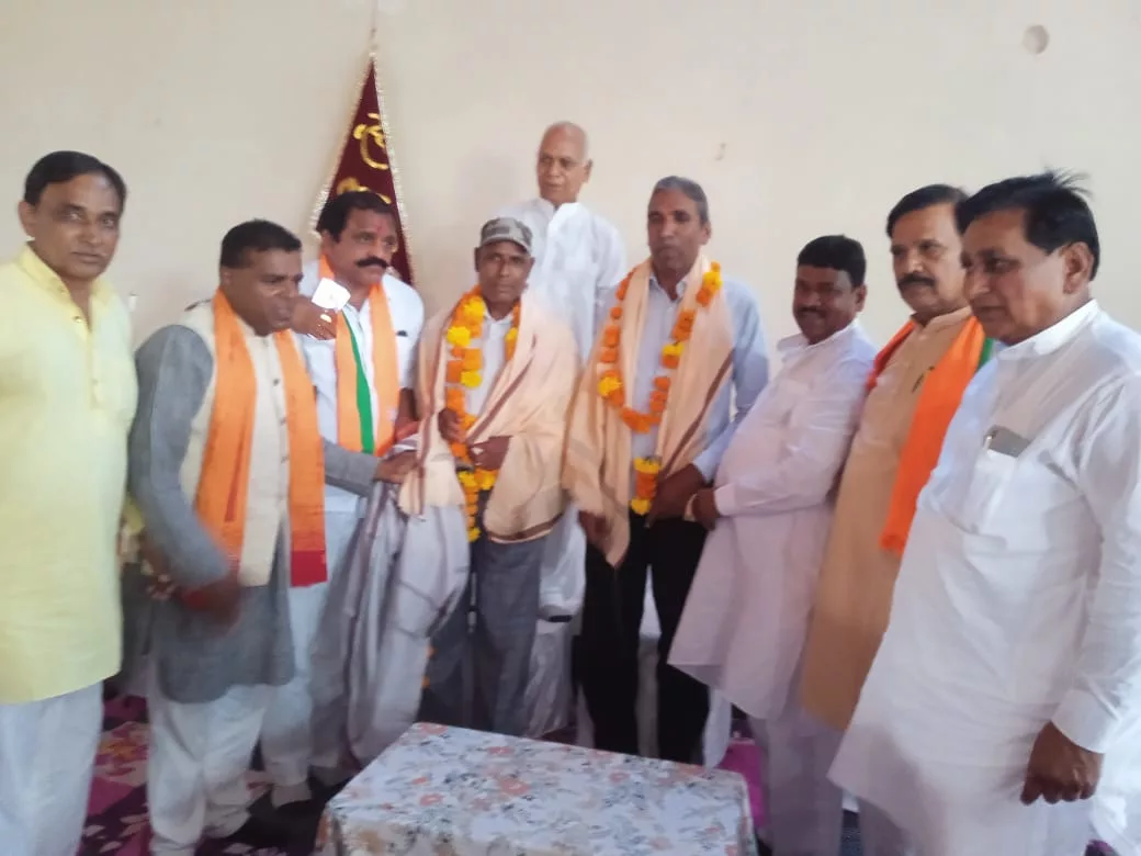 गुरु, शिक्षकों का साल श्रीफल भेंट कर किया गया सम्मान | New India Times