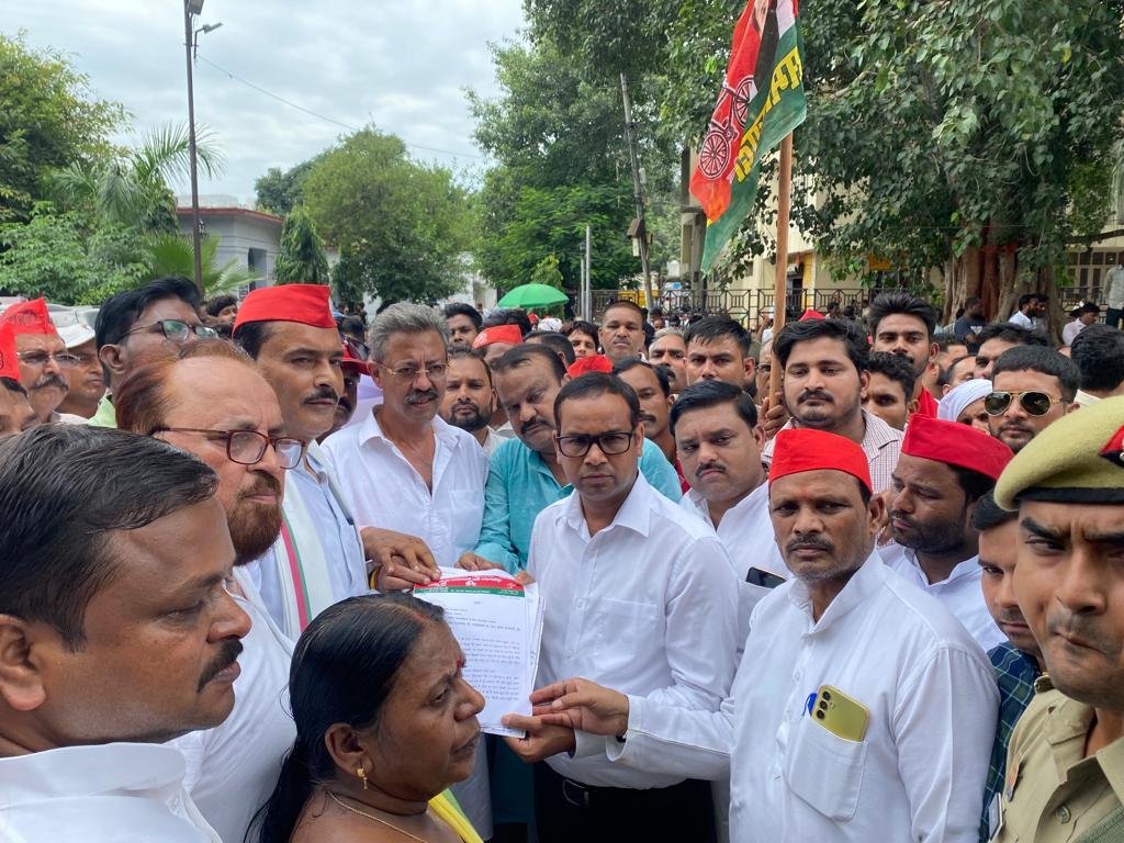 सपा नेताओं ने 22 सूत्रीय ज्ञापन मजिस्ट्रेट को सौंपा. भाजपा सरकारों ने हर वर्ग हर समाज को दिया धोखा: तनवीर खान | New India Times