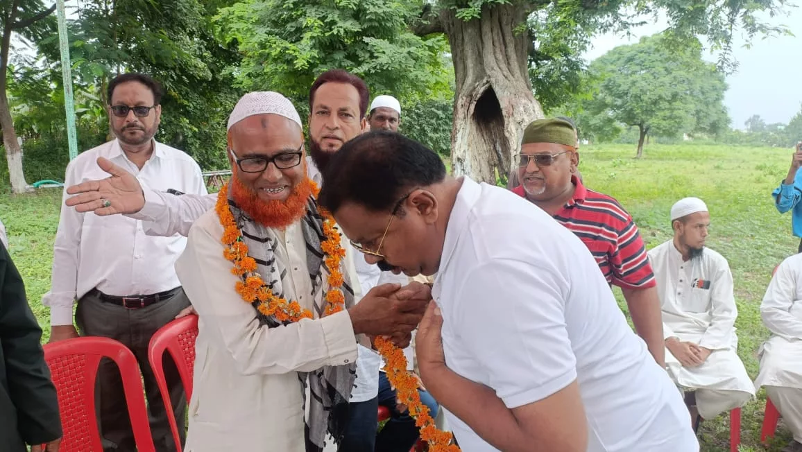 बुरहानपुर में क़दमे रसूल ईदगाह कब्रस्तान की बाउंड्री वाल के लिए विधायक शेरा भैया ने कुदाली लगाई, एमएलए फंड से उन्होंने स्वीकृत किया है 10 लाख रुपए | New India Times