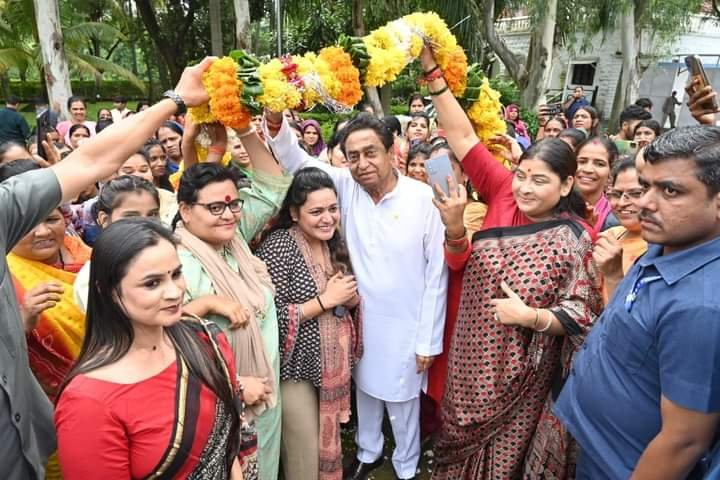 पूर्व मुख्यमंत्री कमलनाथ के समक्ष प्रदेश प्रवक्ता दीप्ती सिंह ने हजारों समर्थकों के साथ प्रस्तुत की दावेदारी | New India Times