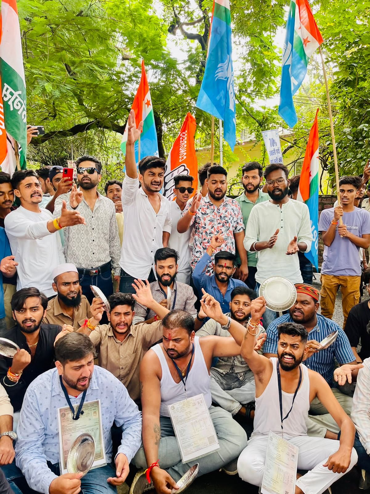 भोपाल युवा कांग्रेस एवं एनएसयूआई संयुक्त प्रर्दशन कर शिक्षा मंत्री का बांग्ला घेरा | New India Times