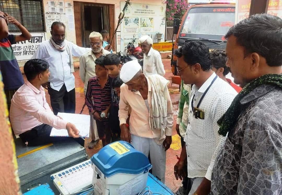 कलेक्टर के मार्गदर्शन में मशीनों के प्रदर्शन के साथ वोटर्स को किया जा रहा है जागरूक | New India Times