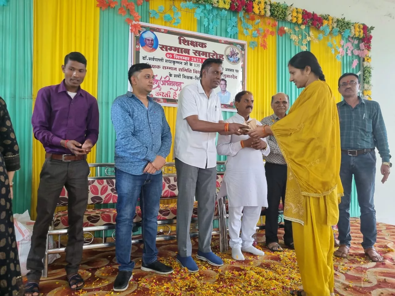 "शिक्षकों का सम्मान कर अपने आप को बड़ा गौरवान्वित महसूस कर रहा हूं क्योंकि शिक्षक समाज का एक महत्वपूर्ण अंग है, जो आने वाले भविष्य का निर्माता होता है, समाज निर्माण में शिक्षकों का महत्वपूर्ण योगदान है'': श्री आशीष ठाकुर पंद्राम | New India Times