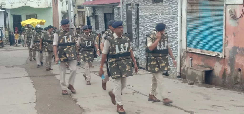 आगामी त्यौहारों एवं चुनाव के मद्देनज़र पुलिस प्रशासन ने किया फ़्लैग मार्च 3 आगामी त्यौहारों एवं चुनाव के मद्देनज़र पुलिस प्रशासन ने किया फ़्लैग मार्च | New India Times