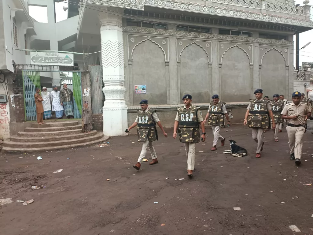 आगामी त्यौहारों एवं चुनाव के मद्देनज़र पुलिस प्रशासन ने किया फ़्लैग मार्च 2 आगामी त्यौहारों एवं चुनाव के मद्देनज़र पुलिस प्रशासन ने किया फ़्लैग मार्च | New India Times