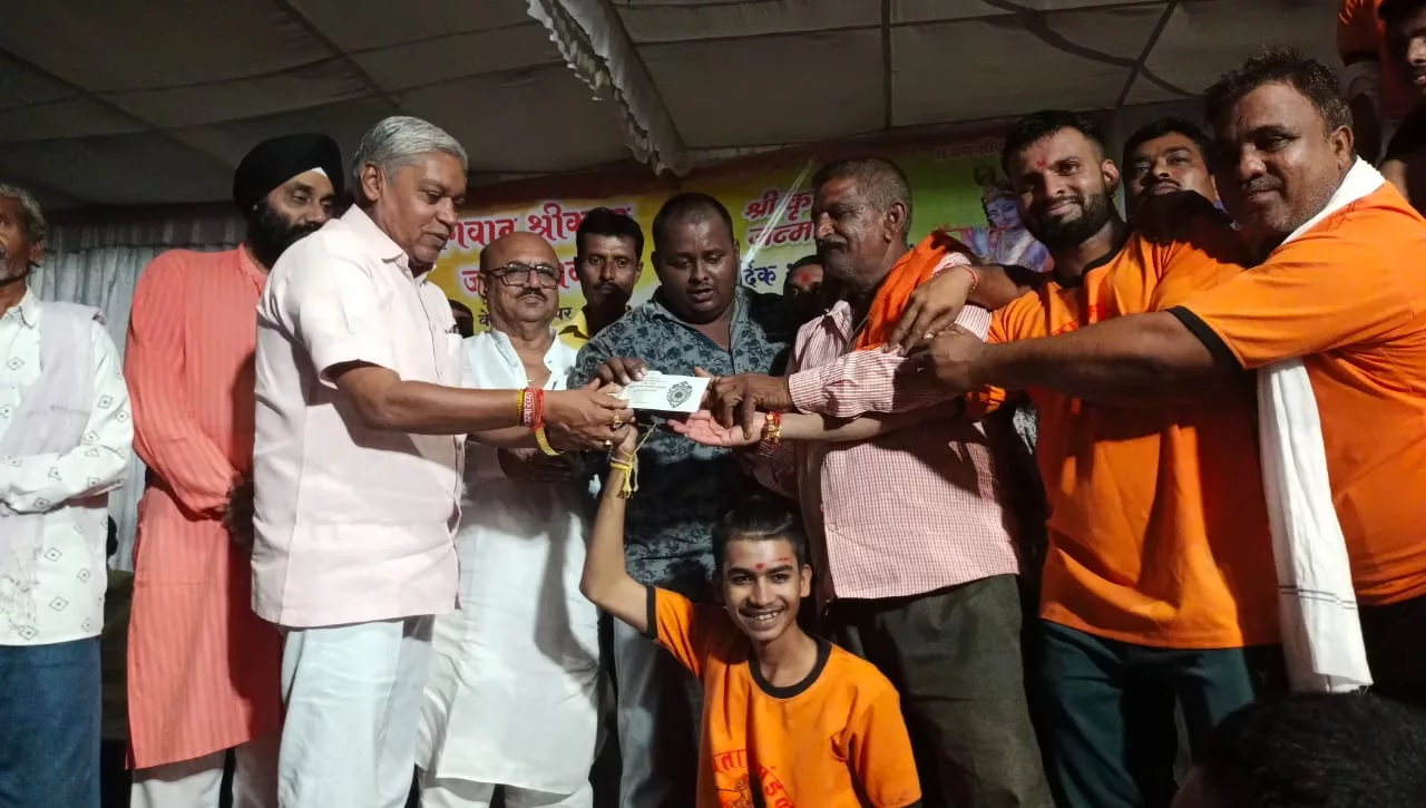 लालबाग में संपन्न हुई दहीहंडी, स्पर्धा में विजेता टीम को भाजपा नेता एवं पूर्व निगम अध्यक्ष श्री मनोज तारवाला ने किया पुरस्कृत | New India Times