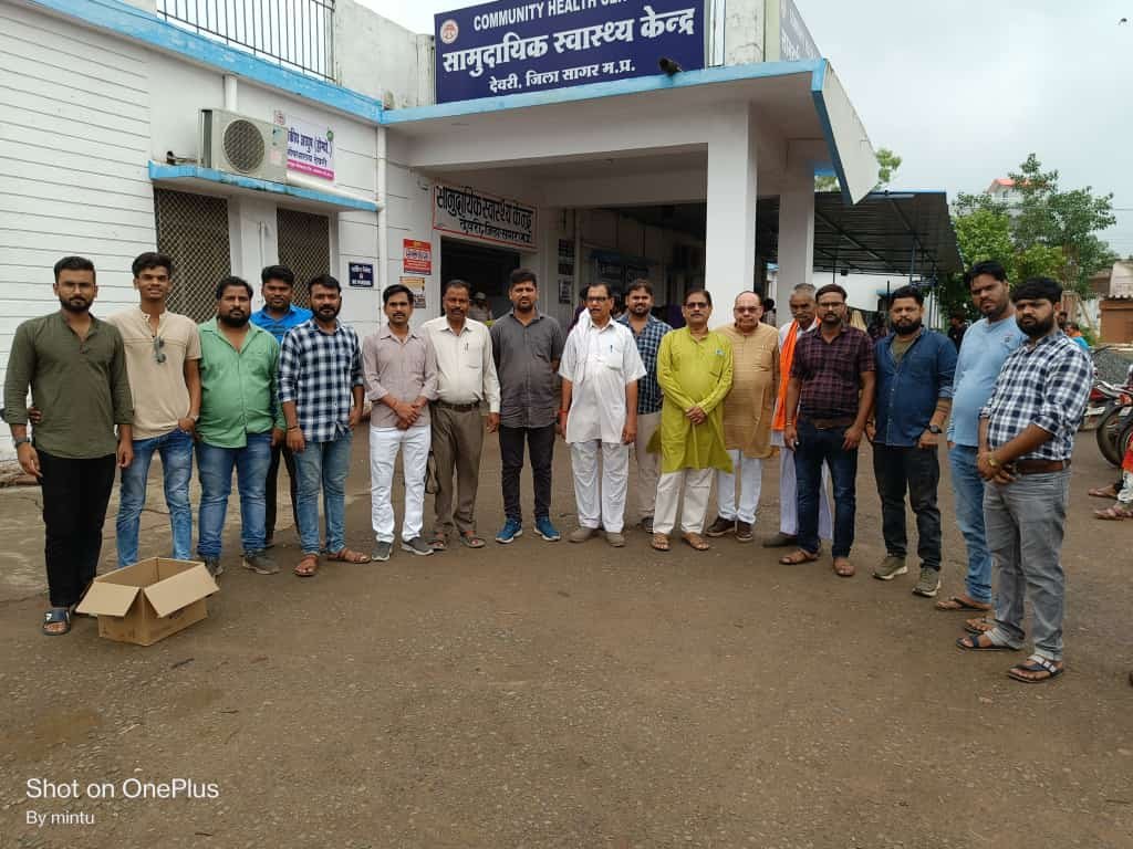 स्वर्गीय डॉक्टर परशुराम साहु की याद में मरीजों को फल किया गया वितरण | New India Times