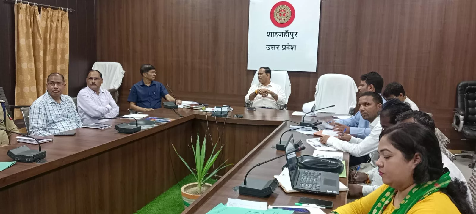 डीएम ने दी चेतावनी, तीव्र गति से कार्य पूर्ण करें अन्यथा उन्हें ब्लैक लिस्ट कर दिया जाएगा | New India Times