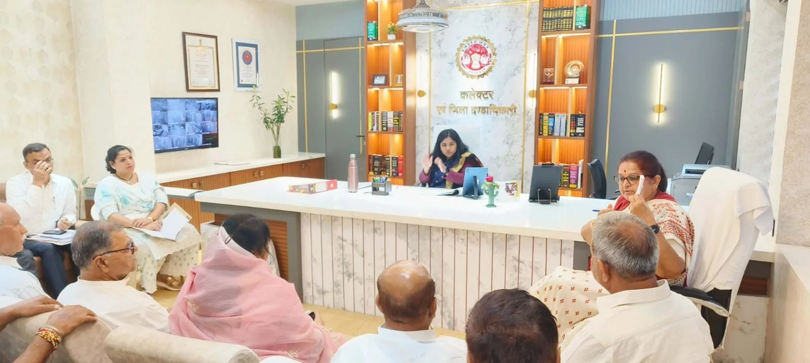 पूर्व कैबिनेट मंत्री श्रीमती अर्चना चिटनिस दीदी के प्रयासों से सिंधी कपड़ा मार्केट के दुकानदारों के व्यवस्थापन की राह हुई आसान | New India Times