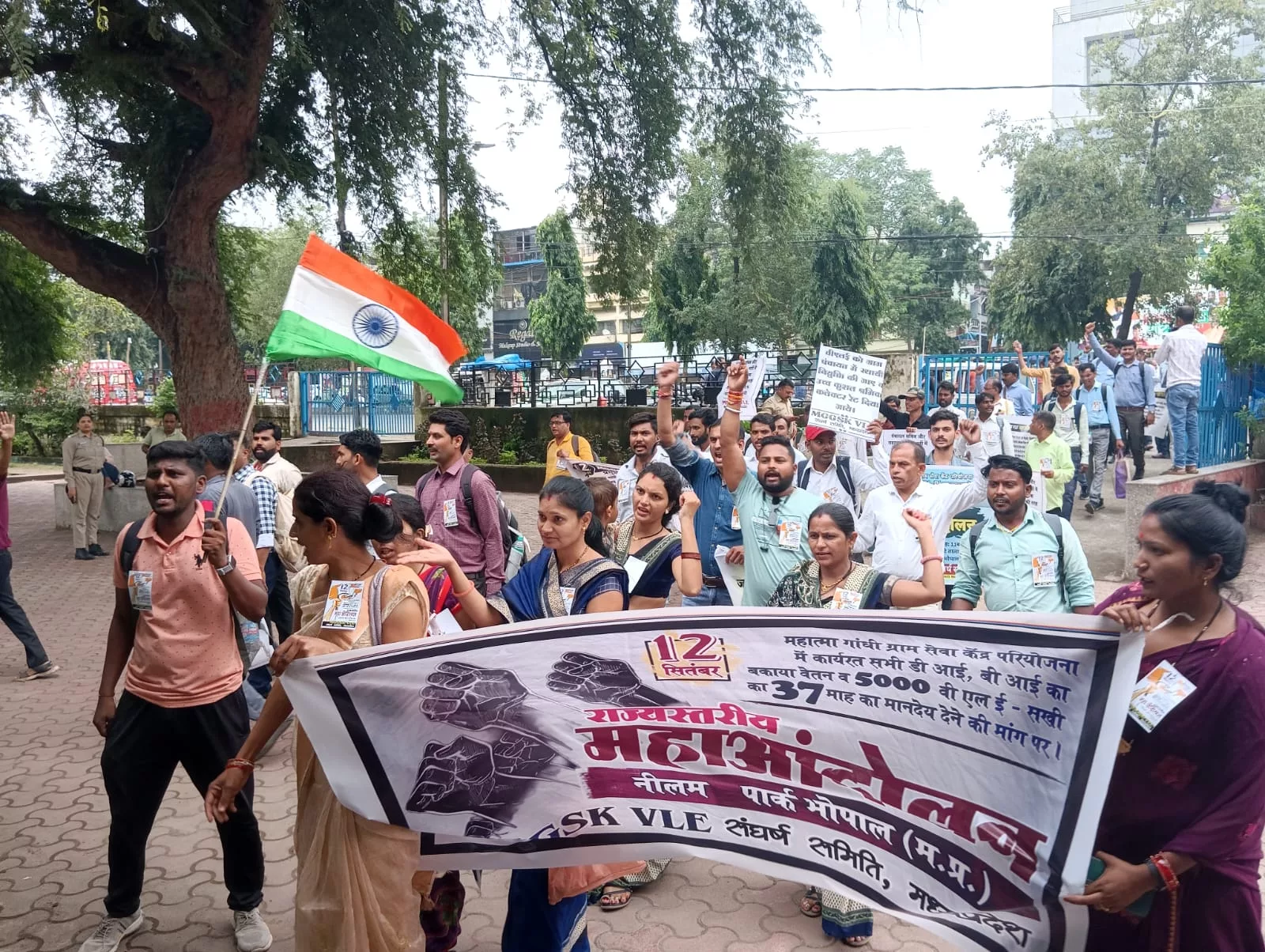 सरकारी योजनाओं को ग्रामीणों तक पहुंचाने वाले वीएलई/सख़ी (कंप्यूटर ऑपरेटर) को 36 माह बीत जाने के बाद भी नहीं मिला मानदेय तो विरोध प्रदर्शन के लिए हुए मजबूर | New India Times