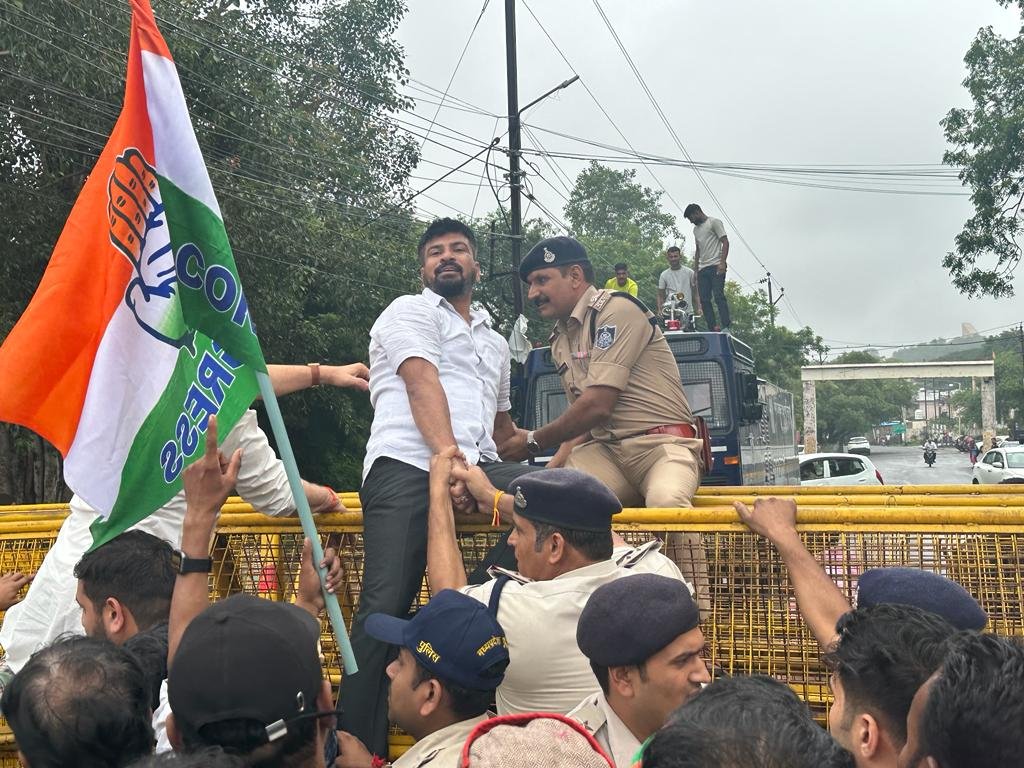 भोपाल ज़िला अध्यक्ष मोनू सक्सेना का दलित को इंसाफ दिलाने के लिए घेराव/प्रदर्शन | New India Times