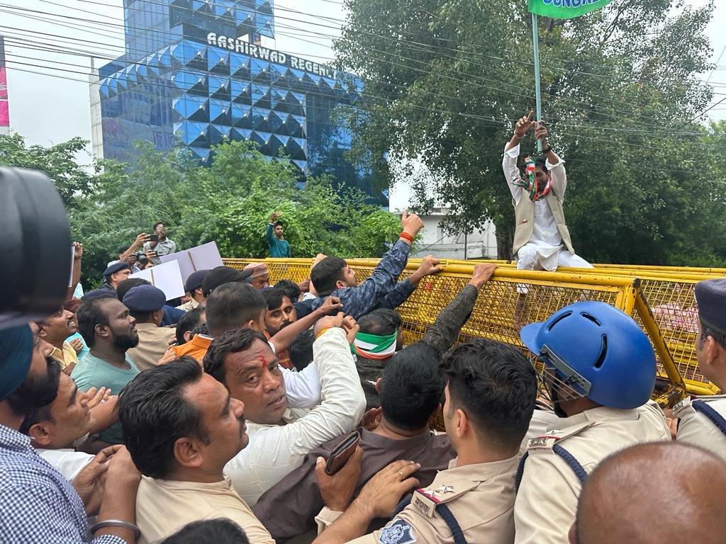 भोपाल ज़िला अध्यक्ष मोनू सक्सेना का दलित को इंसाफ दिलाने के लिए घेराव/प्रदर्शन | New India Times