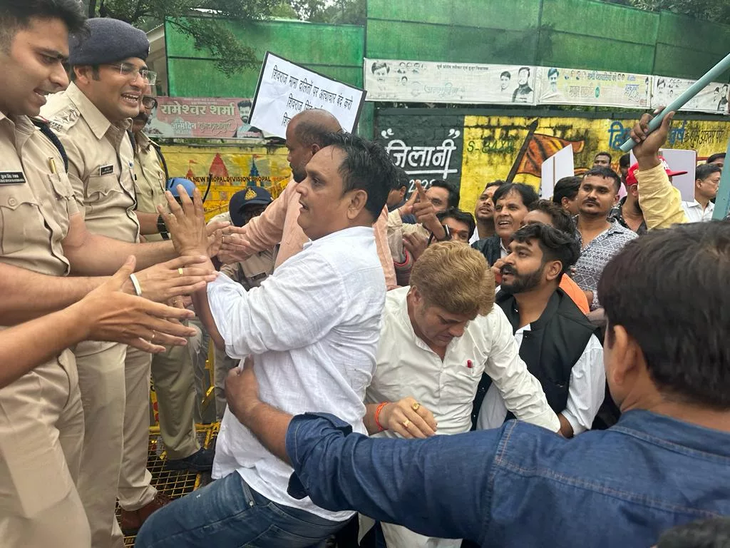 भोपाल ज़िला अध्यक्ष मोनू सक्सेना का दलित को इंसाफ दिलाने के लिए घेराव/प्रदर्शन | New India Times