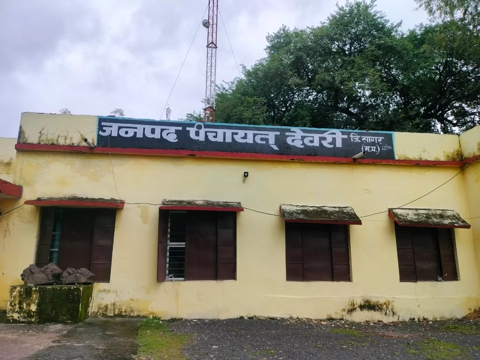 सचिव को सस्पेंड का आदेश मिलने के बाद सरपंच ने जनपद कार्यालय के सामने धरना प्रदर्शन एवं भूख हड़ताल की दी चेतावनी | New India Times