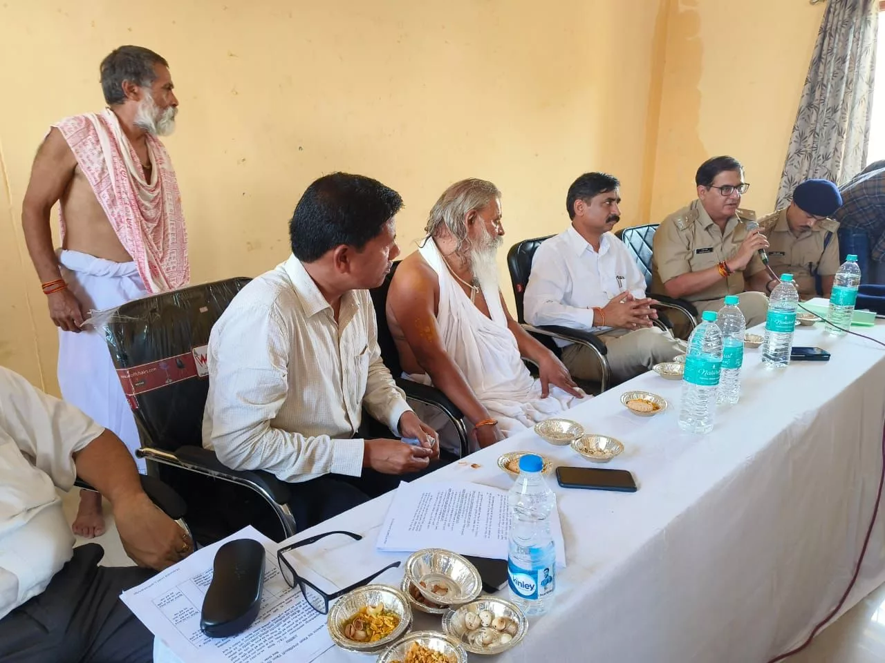 कलेक्टर एवं एसपी ने आगामी बुढ़वा मंगल की तैयारियों के संबंध में अधिकारियों/कर्मचारियों की ली बैठक | New India Times