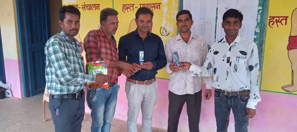 बच्चों को चॉकलेट वितरित कर व शिक्षकों को कलम भेंटकर कर किया सम्मानित | New India Times