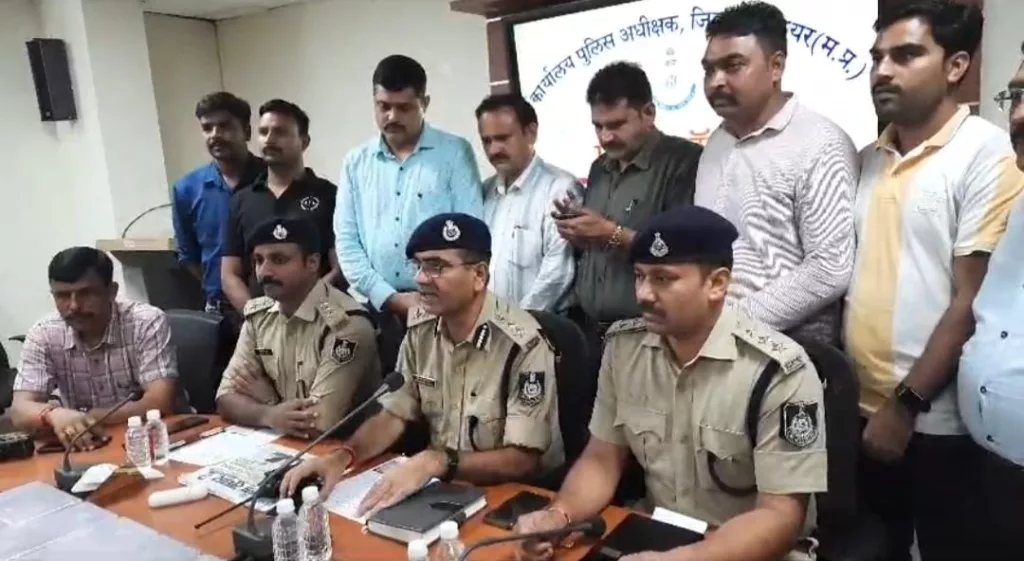 क्राइम ब्रांच ग्वालियर ने एक हथियार तस्कर को 32 बोर की 15 पिस्टल व एक राउण्ड की खेप सहित किया गिरफ्तार | New India Times