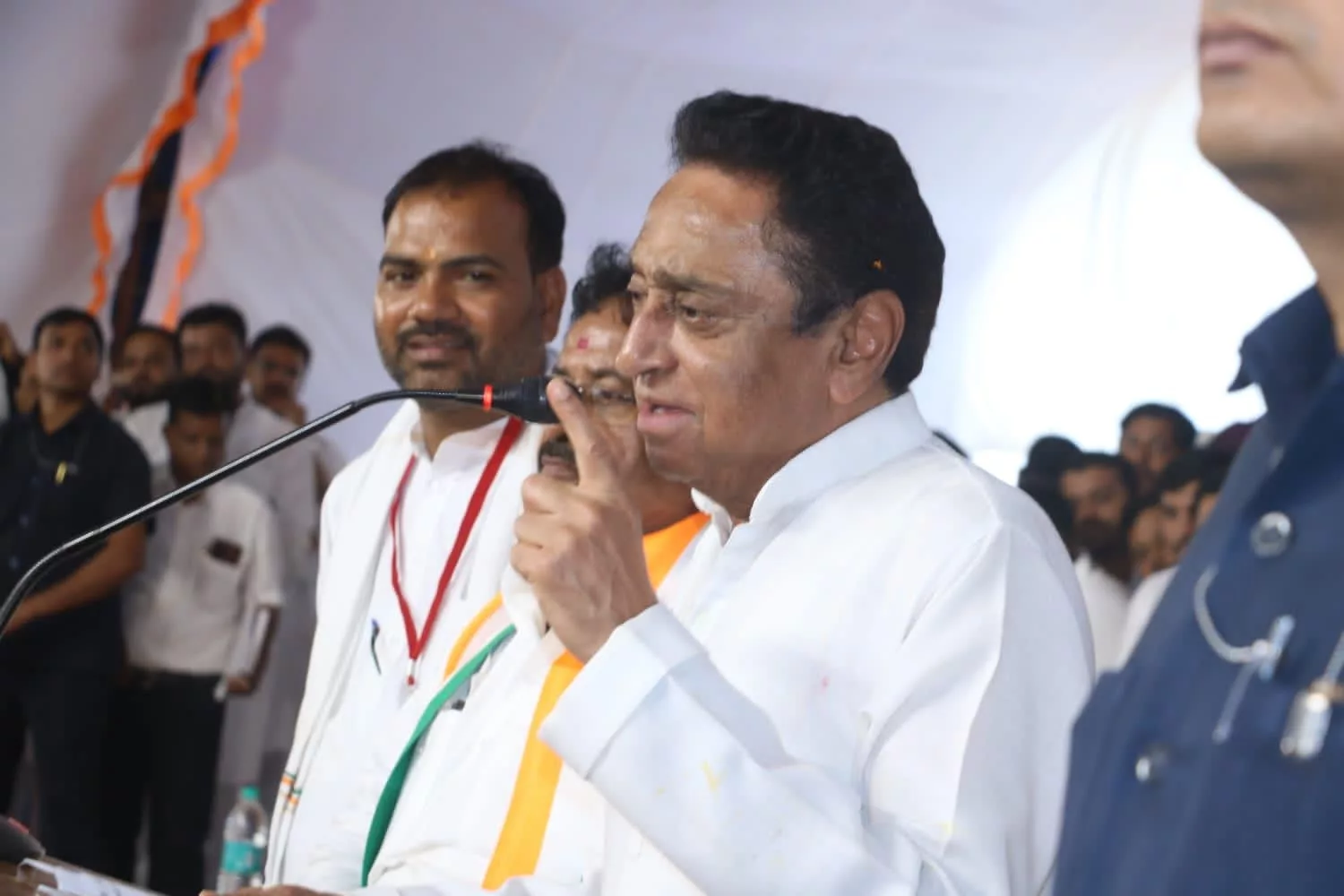 कांग्रेस और भाजपा में केवल एक ही अंतर है, कांग्रेस गरीब और किसानों को लाभ देती है, लेकिन भाजपा दोनों हाथों से जनता को लूटती है, गरीबों की जमीनों पर कब्जा करती है: कमलनाथ | New India Times