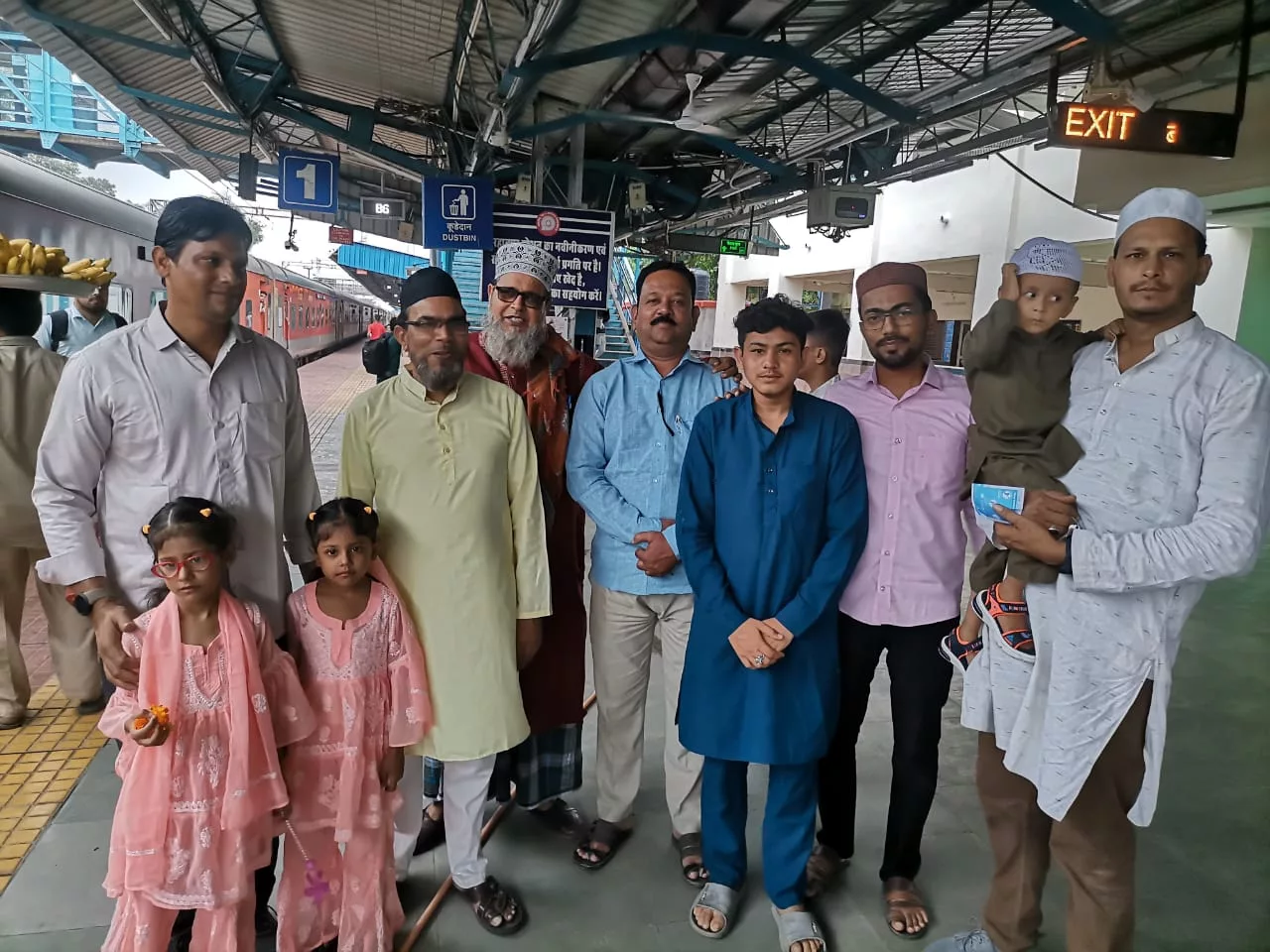 बुरहानपुर की दरगाह हज़रत चुप शाह रहमतुल्लाह अलेह के डॉक्टर महबूब अंसारी अपने परिवार सहित उमरा के लिए हुए मुंबई रवाना | New India Times