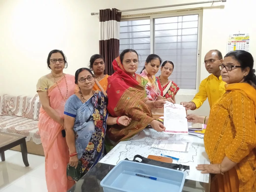 शिकारपुरा थाना के पास हाइवे की पुलिया बही, बड़ी दुर्घटना का बना अंदेशा, महिला कांग्रेस द्वारा वाहनों को दिखाया गया रास्ता | New India Times