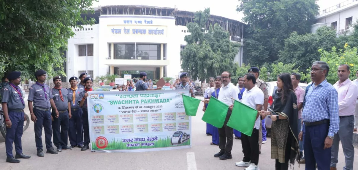उत्तर मध्य रेलवे आगरा मंडल में स्वच्छता की शपथ दिला कर रेल स्वच्छता पखवाड़ा का हुआ शुभारम्भ | New India Times