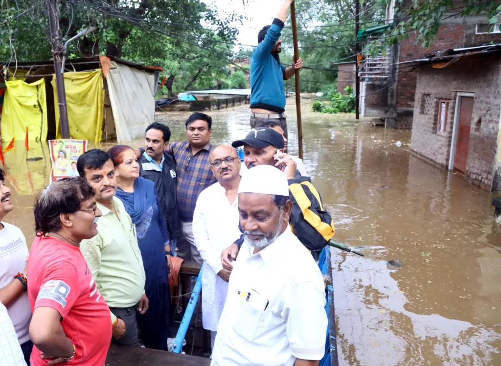 पूर्व मंत्री अर्चना चिटनिस, महापौर बुरहानपुर ने बाढ़ प्रभावित क्षेत्रों का दौरा कर पीड़ितों से की मुलाक़ात | New India Times