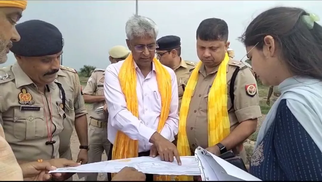 जिलाधिकारी शैलेंद्र कुमार सिंह तथा वरिष्ठ पुलिस अधीक्षक शैलेश कुमार पांडेय ने राधाष्टमी पर्व के दृष्टिगत श्री राधा रानी मंदिर व आयोजकों के साथ स्थलों का किया निरीक्षण | New India Times