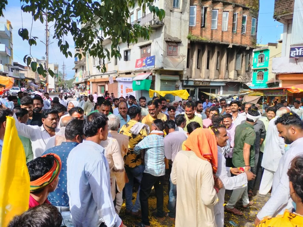 धूम-धाम के साथ निकाली गई भगवान विश्वकर्मा की शोभायात्रा, विधायक ने बरसाए फूल | New India Times