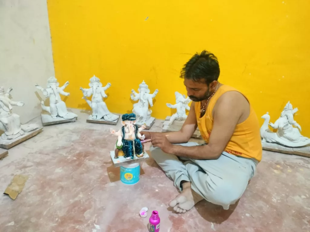 विघ्नहर्ता एवं बुद्धि के देवता श्री गणेश का 10 दिवसीय उत्सव की तैयारी नगर में चल रही है जोरों पर, नगर के विभिन्न स्थानों पर भगवान श्री गणेश की मनोहरी प्रतिमाओं का हो रहा है निर्माण | New India Times