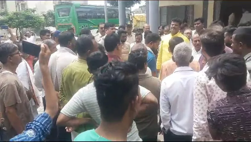 सूदखोर से तंग आकर किसान ने की आत्महत्या, शव रखकर परिजनों ने की ब्याज खोर पर कार्रवाई की मांग 3 सूदखोर से तंग आकर किसान ने की आत्महत्या, शव रखकर परिजनों ने की ब्याज खोर पर कार्रवाई की मांग | New India Times