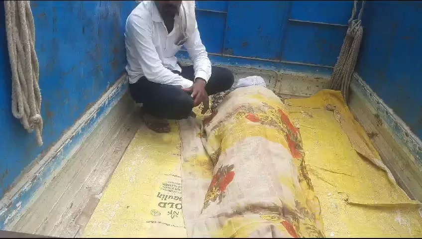 सूदखोर से तंग आकर किसान ने की आत्महत्या, शव रखकर परिजनों ने की ब्याज खोर पर कार्रवाई की मांग 2 सूदखोर से तंग आकर किसान ने की आत्महत्या, शव रखकर परिजनों ने की ब्याज खोर पर कार्रवाई की मांग | New India Times