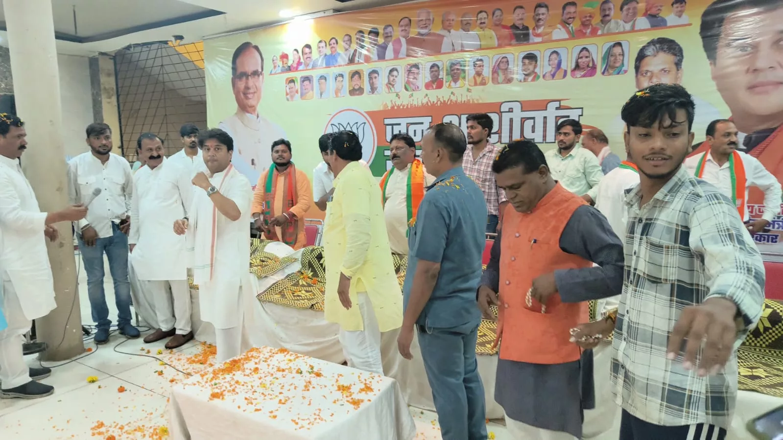 गुजरात के दाहोद में एयरपोर्ट बनाने के लिए दिया मांग पत्र | New India Times