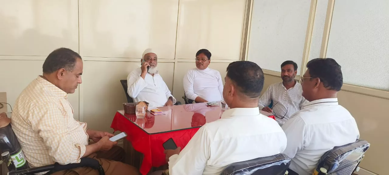 नोडल एजेंसी नगर निगम बुरहानपुर द्वारा मोमिन जमात खाने में विधायक निधि से चल रहे निर्माण कार्य को अधूरा छोड़ देने पर जमात के अध्यक्ष, सचिव ने पार्षदों से निर्माण कार्य प्रारंभ कराने को लेकर की चर्चा | New India Times