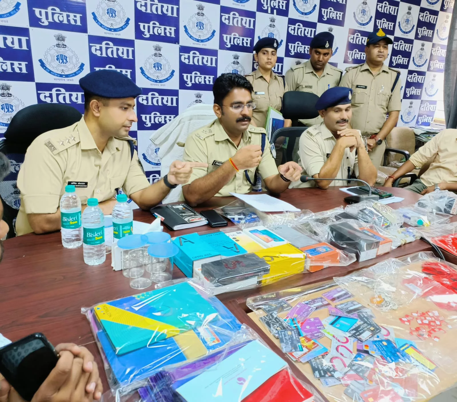 शासन की योजनाओं से मिलने वाले आर्थिक लाभ के नाम पर गुमराह कर बैंक अकाउंट ओपन कराकर धोखाधड़ी करने वाले दो आरोपी गिरफ़्तार, चार आरोपी फरार | New India Times