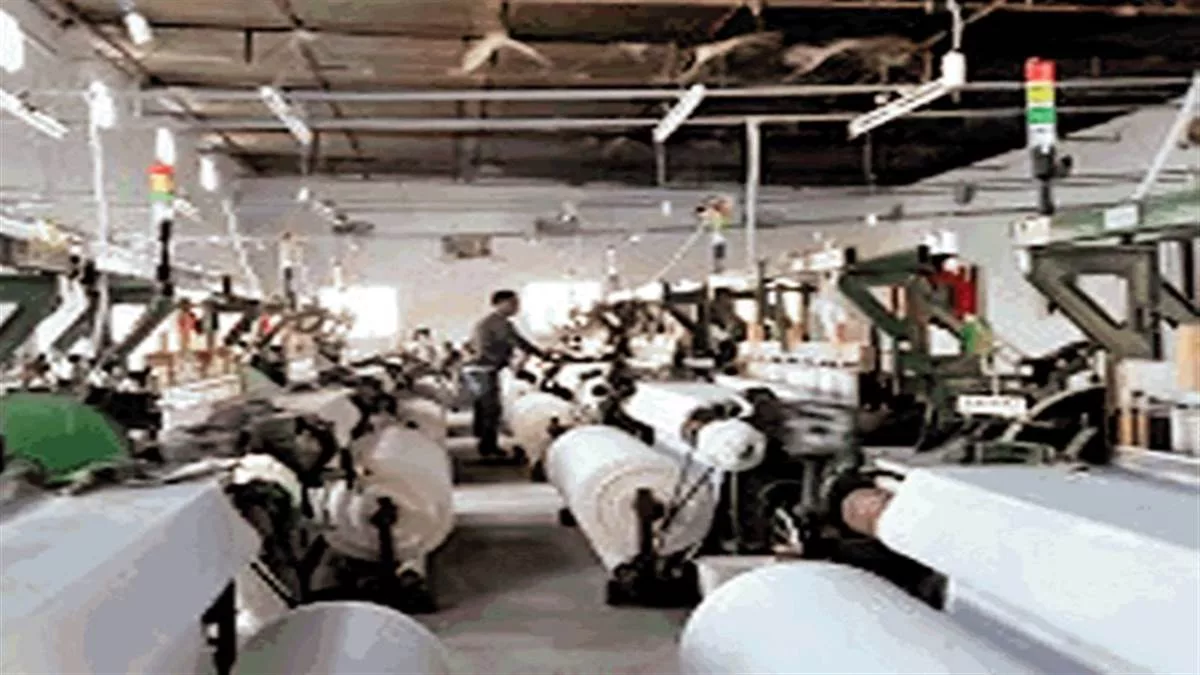 बुनकर संघ अध्यक्ष ने 15 दिनों की हड़ताल को अफ़वाह क़रार दिया, सोशल मीडिया के माध्यम से तोड़ी बाज़ी के लगाए जा रहे हैं आरोप | New India Times