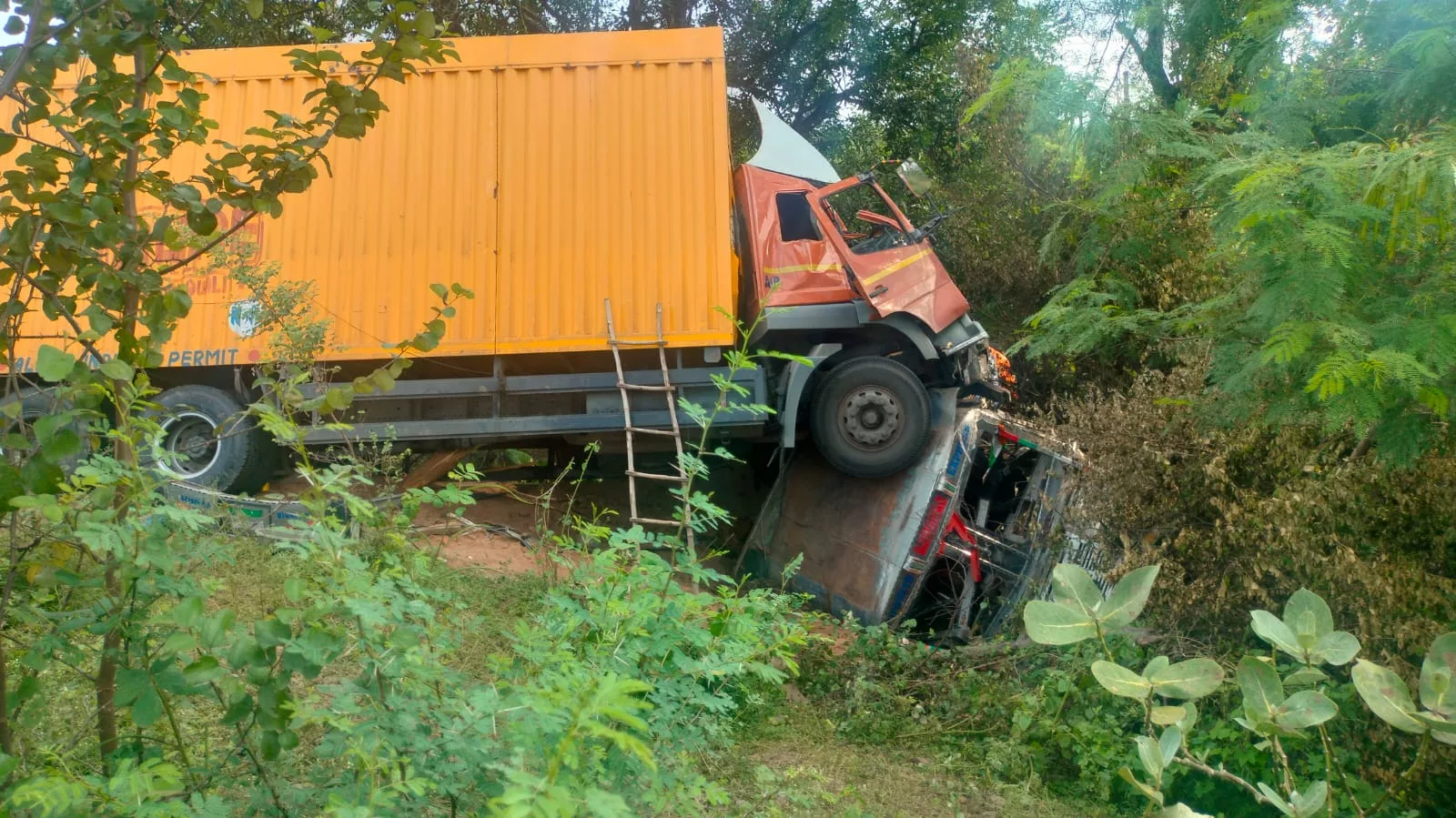 ट्रक-कंटेनर की टक्कर, दोनों गिरे खाई में, क्लीनर की मौत | New India Times