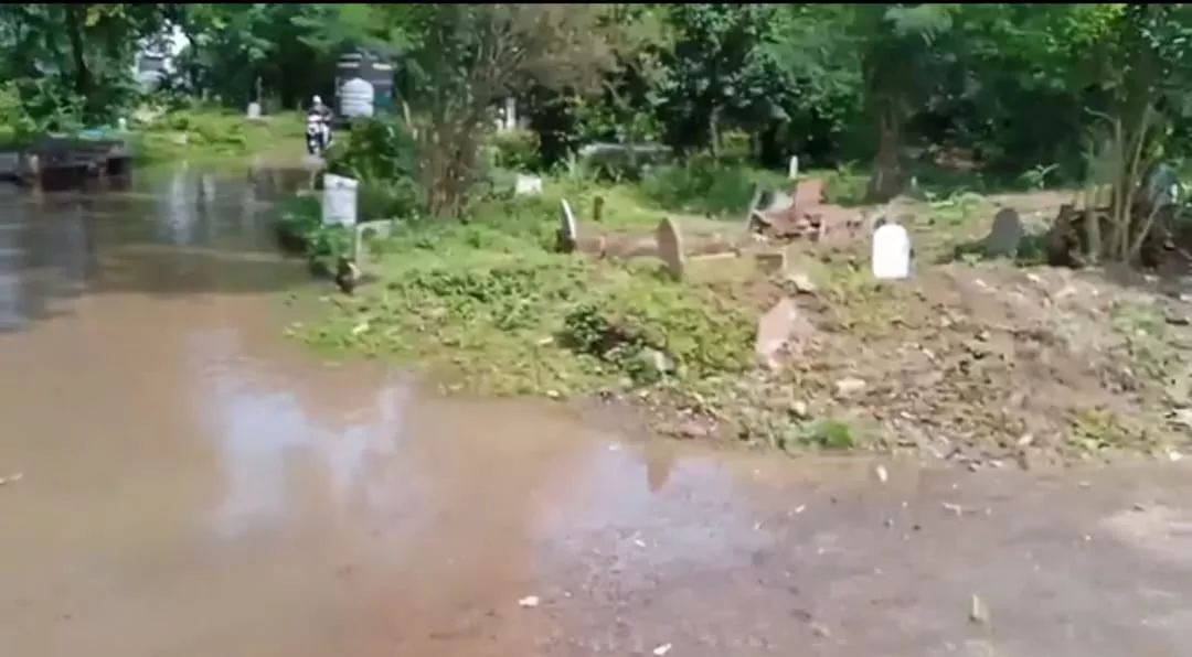 भोपाल में क़ब्रस्तानों के हालात हो रहे हैं बद से बदतर ज़िम्मेदार कौन, क़ब्रस्तानों की सुरक्षा समिति, वक़्फ़ बोर्ड या फिर मुस्लिम समाज??? | New India Times