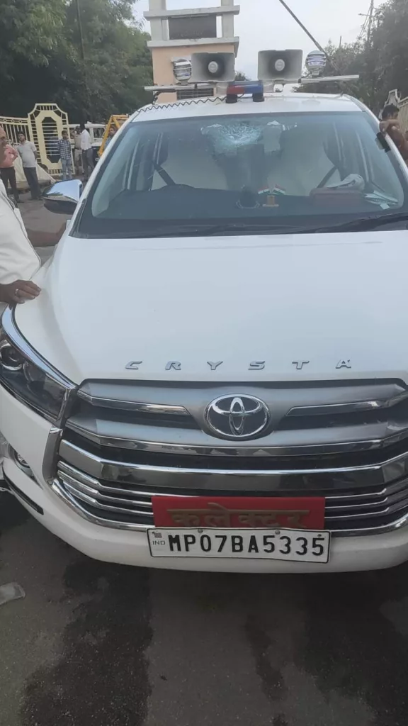 ग्वालियर में आक्रोशित गुर्जर समुदाय के युवाओं ने किया सड़क जाम, पुलिस की गाड़ी भी तोड़ी | New India Times