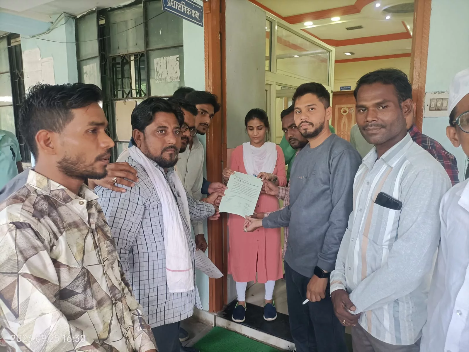 शहर के गड्ढों को लेकर युवाओं ने दिया धरना व सौंपा ज्ञापन | New India Times