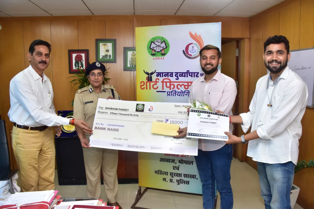 मानव दुर्व्यापार विषय पर फिल्म मेकिंग प्रतियोगिता के पुरुस्कारों की हुई घोषणा 2 मानव दुर्व्यापार विषय पर फिल्म मेकिंग प्रतियोगिता के पुरुस्कारों की हुई घोषणा | New India Times