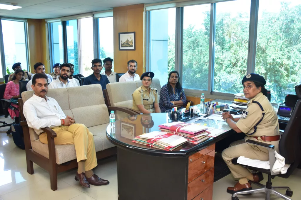 मानव दुर्व्यापार विषय पर फिल्म मेकिंग प्रतियोगिता के पुरुस्कारों की हुई घोषणा 3 मानव दुर्व्यापार विषय पर फिल्म मेकिंग प्रतियोगिता के पुरुस्कारों की हुई घोषणा | New India Times