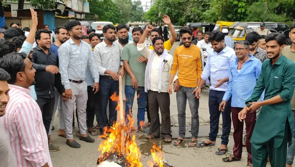 सर्व भारतीय समाज एवं राजनीतिक दलों के युवाओं ने बीजेपी सांसद का फूंका पुतला | New India Times