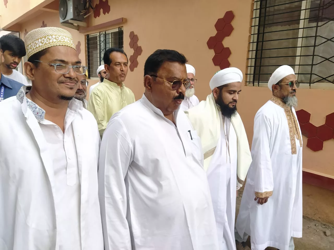 बोहरा समाज द्वारा लोधीपुरा में निकल गए ईद मिलादुन्नाबी के जुलूस में बुरहानपुर विधायक ठाकुर सुरेंद्र सिंह उर्फ़ शेरा ने की शिरकत | New India Times