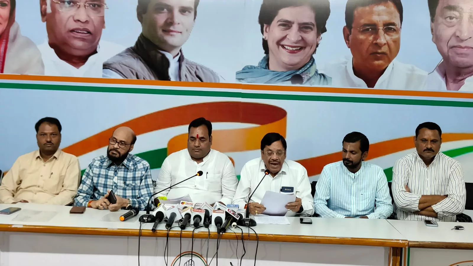 मप्र कांग्रेस मीडिया विभाग के अध्यक्ष श्री के.के. मिश्रा, मप्र कांग्रेस के उपाध्यक्ष श्री जे.पी. धनोपिया और मप्र कांग्रेस सूचना का अधिकार प्रकोष्ठ के अध्यक्ष श्री पुनीत टंडन की संयुक्त पत्रकार वार्ता | New India Times