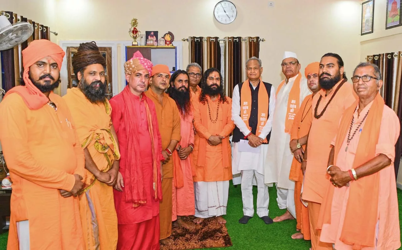 मुख्यमंत्री अशोक गहलोत ने किए सांगलिया धूणी के दर्शन | New India Times