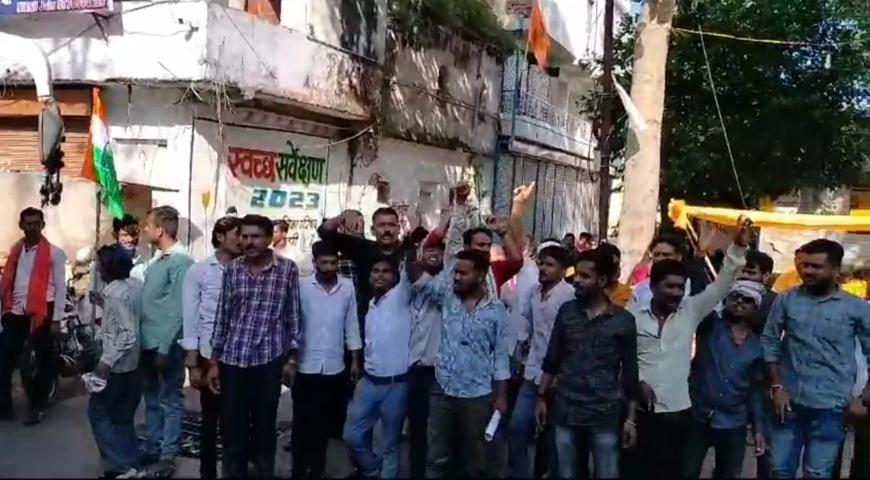 पुलिस के चंगुल से छुटकारा पाए कांग्रेसियों ने मुख्यमंत्री मुर्दाबाद के लगाए नारे | New India Times