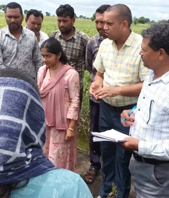 एसडीएम ने टीम के साथ जलभराव से फसल में हुई नुकसानी का मौक़े पर जाकर किया मुआयना | New India Times