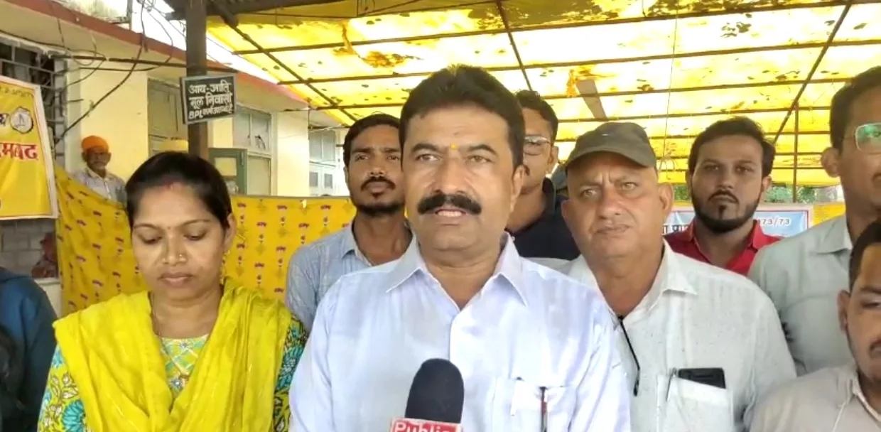 हड़ताली पटवारियों ने शंख बजा कर मोदी जी के मध्य प्रदेश आगमन पर जहां किया अभिनंदन वहीं थाली ताली बजाकर शासन को जगाने का किया प्रयास | New India Times