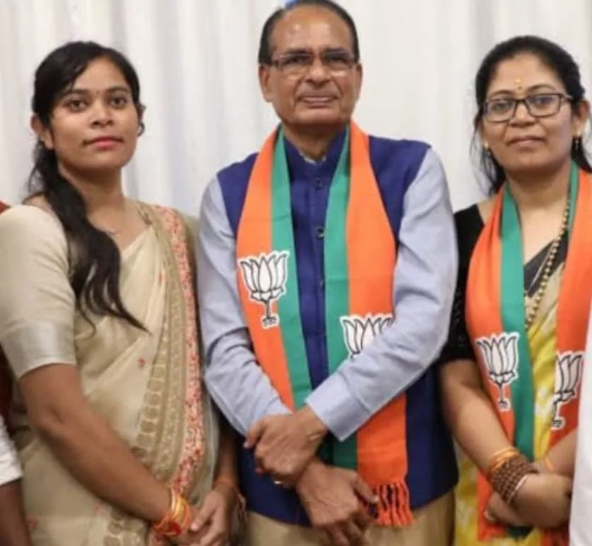 जनपद पंचायत खकनार अध्यक्ष सुश्री पूजा दादू ने फांसी लगाकर की आत्महत्या | New India Times